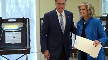Romney emitió su voto y cierra campaña