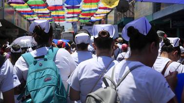 Enfermeras celebran ‘el arte del cuido’ con colorida caminata por San José