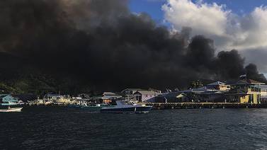 Incendio calcina 90 viviendas y afecta otras 120 en isla del Caribe hondureño 