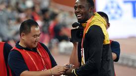Usain Bolt se reencuentra con camarógrafo que lo atropelló