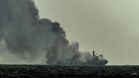 Toneladas de plástico de barco incendiado contaminan playa en Sri Lanka 