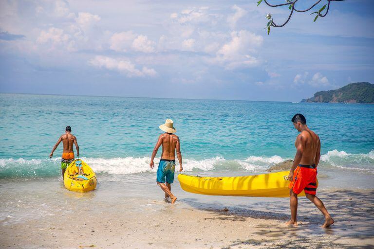 Playa Qusera es ideal si buscas pasar tiempo en pareja o con amigos, o tal vez practicar kayak, snorkeling o senderismo. Aquí podrás disfrutar de todas estas actividades.