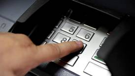 Doce entidades financieras cobran a clientes por sacar dinero en sus cajeros automáticos