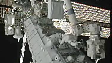 Astronautas instalan bomba en sistema de climatización en ISS