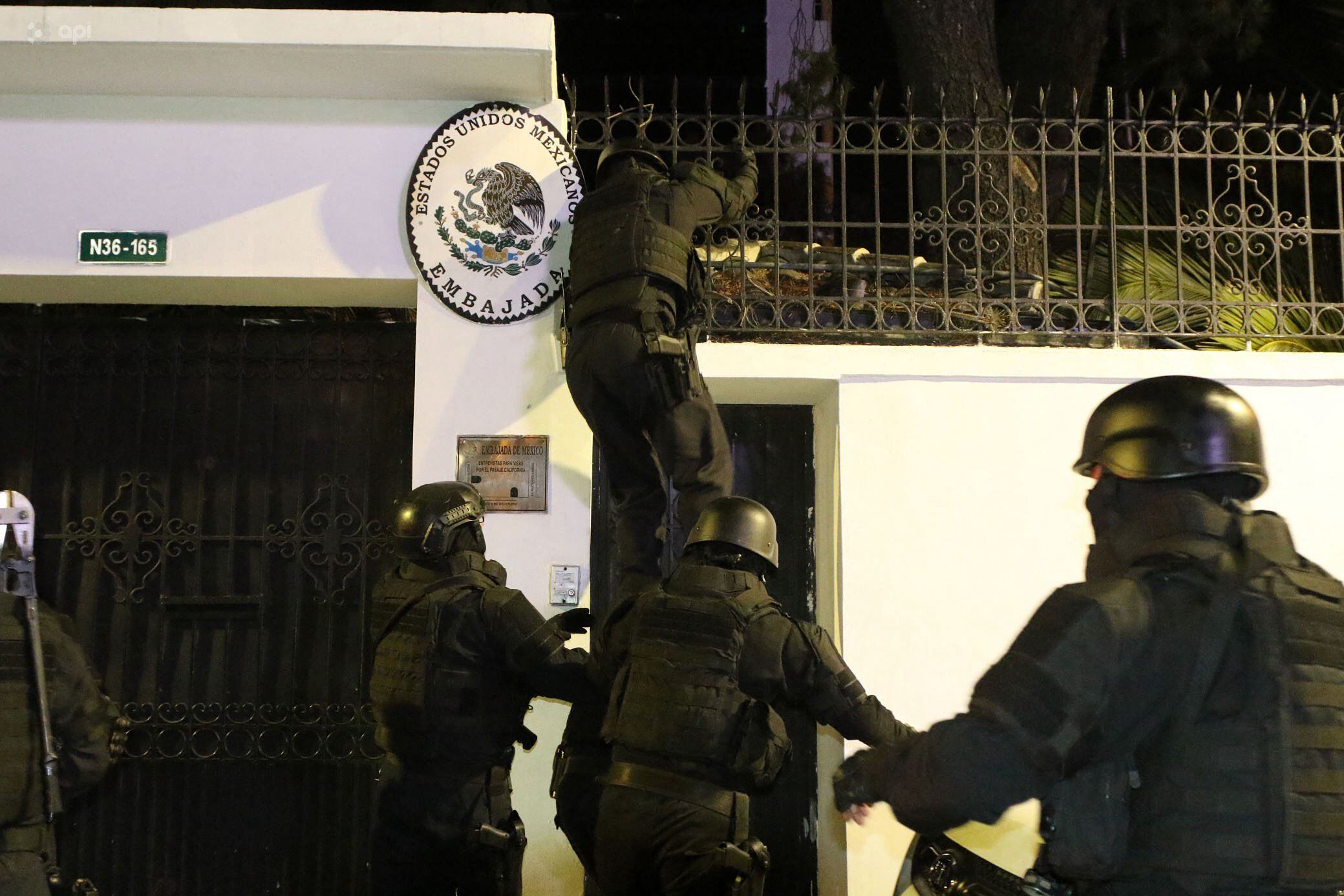 Asalto de autoridades ecuatorianas a embajada de México en Quito (Photo by ALBERTO SUAREZ / AFP)