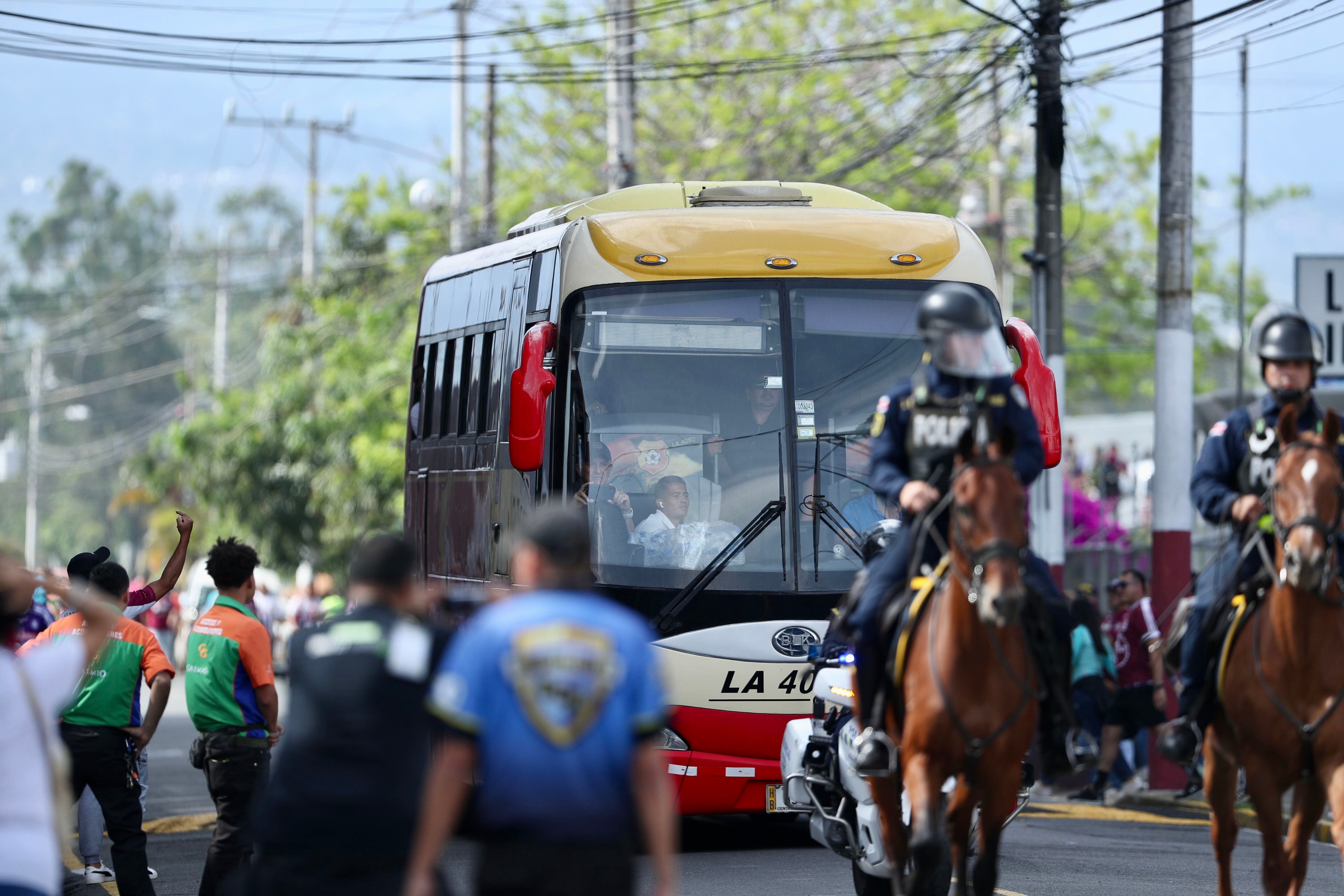 El autobús que transportaba al Herediano fue custodiado por la Fuerza Pública este domingo, en su ingreso al estadio Ricardo Saprissa, en horas de la tarde.  