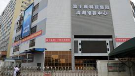 China confina zona que rodea mayor fábrica mundial de teléfonos iPhone por brote de covid-19