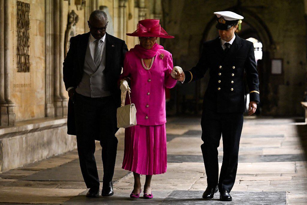 El primer ministro de Bahamas, Hubert Minnis, y Marguerite Pindling, también fueron fotografiados. Mientras Minnis lució un elegante traje negro con una primera capa en gris, su esposa lo acompañó, al igual que la reina Letizia, con un conjunto de dos piezas rosa y un elegante sombrero que hacía juego con los zapatos.