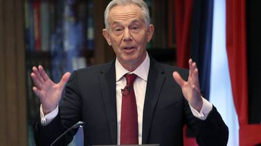 Laborista Tony Blair fustiga a Corbyn y su ‘socialismo casi revolucionario’