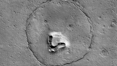 Una colina rota, un viejo cráter y nuestra manía de ver caras en todo lado explicarían el rostro de este oso en Marte
