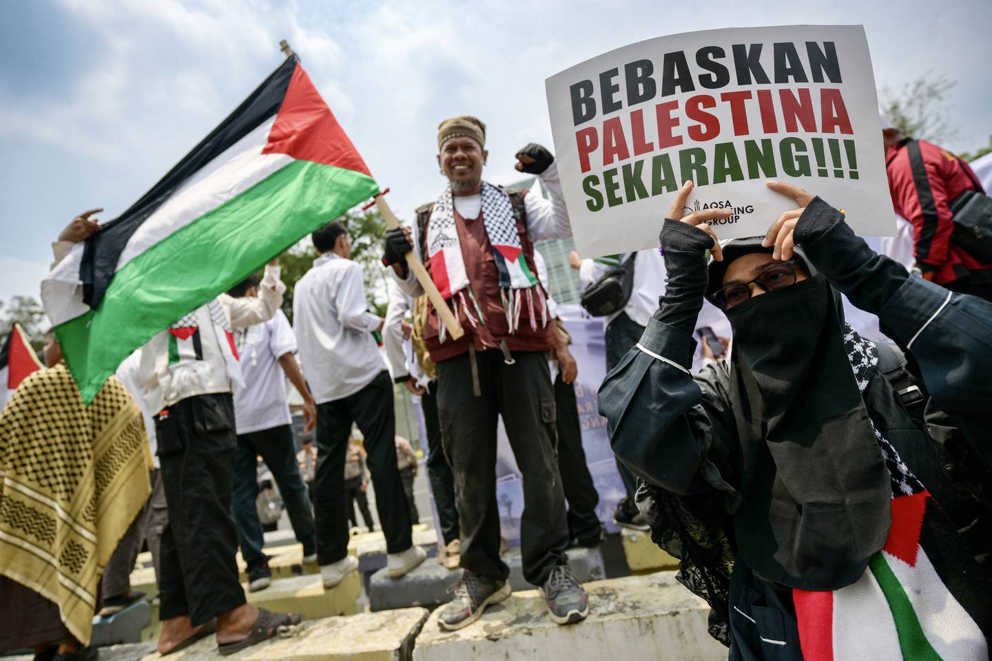 Un manifestante indonesio sostiene un cartel que dice "Palestina libre ahora" durante una manifestación en apoyo de la independencia palestina frente a la embajada de Estados Unidos en Yakarta