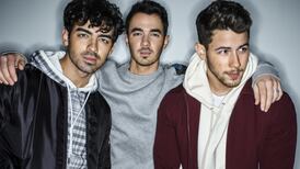 Los Jonas Brothers regresan, con sus esposas al brazo