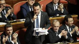 Ultraderechista Matteo Salvini golpeado pero no derrotado