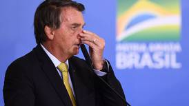 Senadores brasileños piden suspensión de cuentas de Bolsonaro en redes sociales