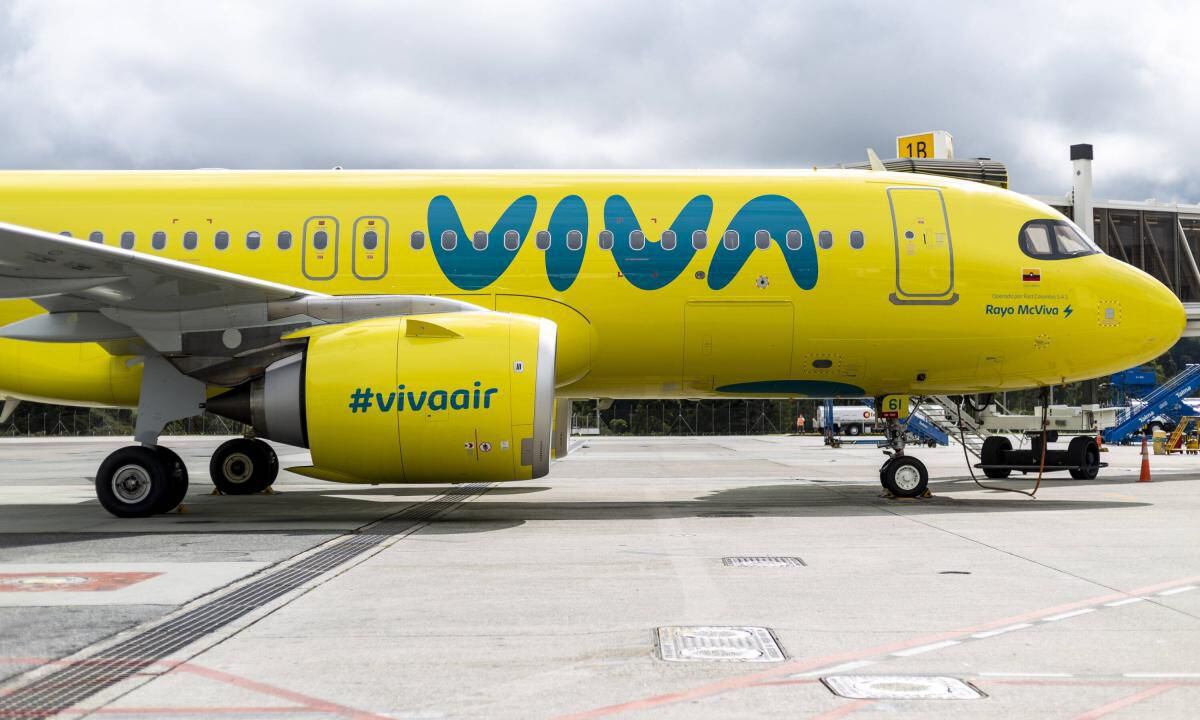 La aerolínea Viva Air informó a sus empleados que no recibirían el pago correspondiente al mes de mayo debido a la crisis que enfrenta que la obligó a suspender actividades. El gobierno de Colombia intervino para investigar si hay incumplimientos en la normativa laboral.