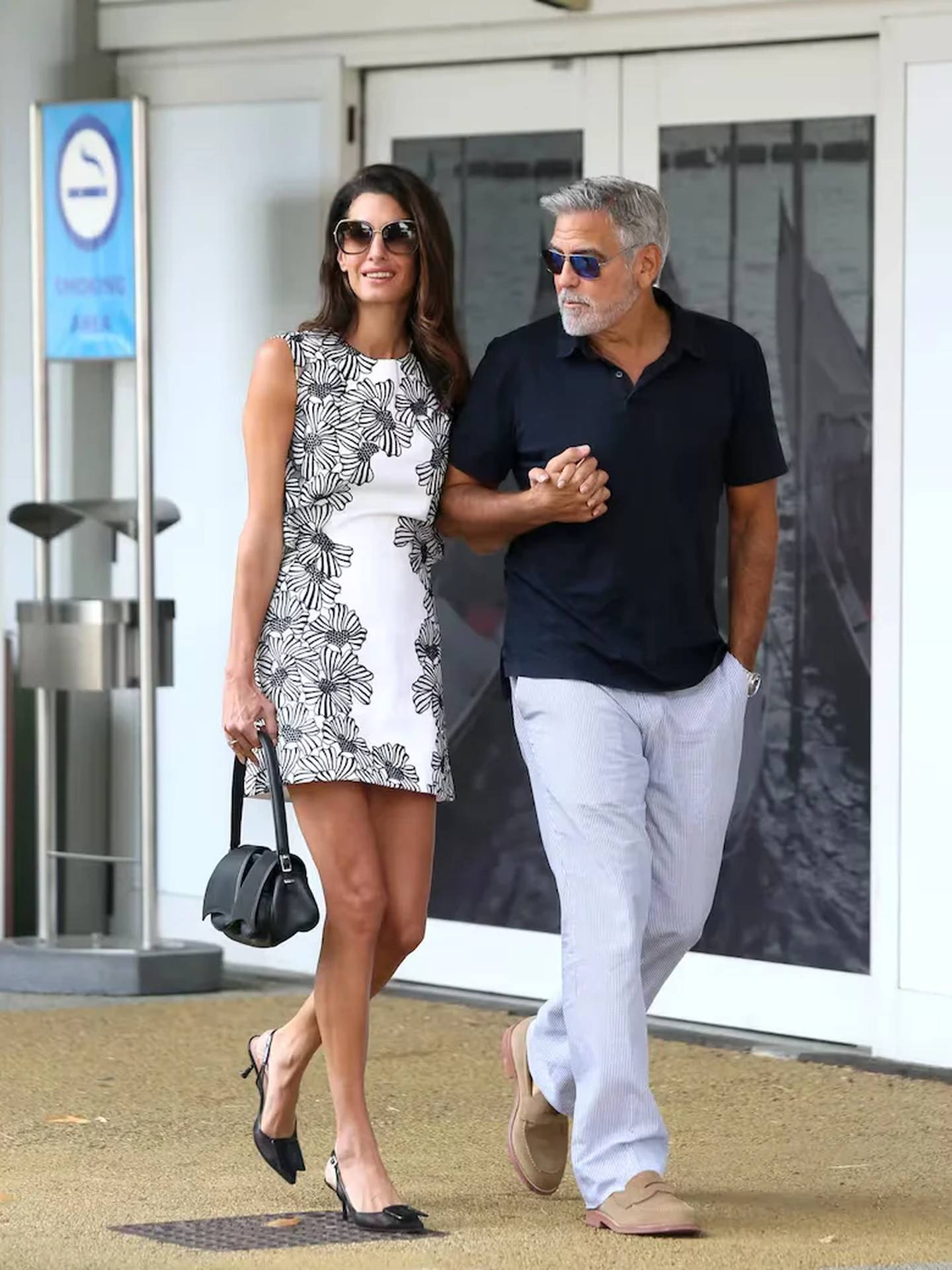 George Clooney y su esposa Amal. Siempre elegantes, George Clooney y su esposa Amal caminaron por Venecia agarrados de la mano y sonrientes ante los flashes
PA Media Group/The Grosby Group.