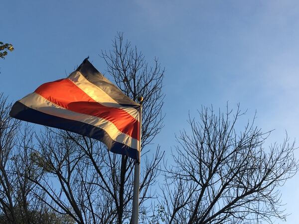 Bandera de Costa Rica ubicada en el Parque Nacional, San José. Fotografía capturada a las 6:10 a. m. en enero de 2017. 