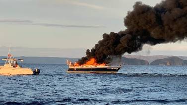 Velero se incendia frente a playa Ocotal: cuatro turistas y dos tripulantes se salvan
