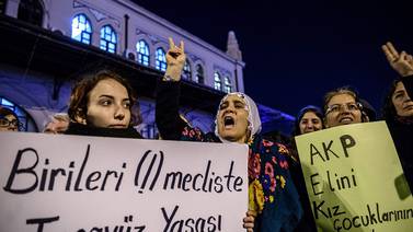 Miles de manifestantes en Turquía contra proyecto de ley sobre agresiones sexuales 