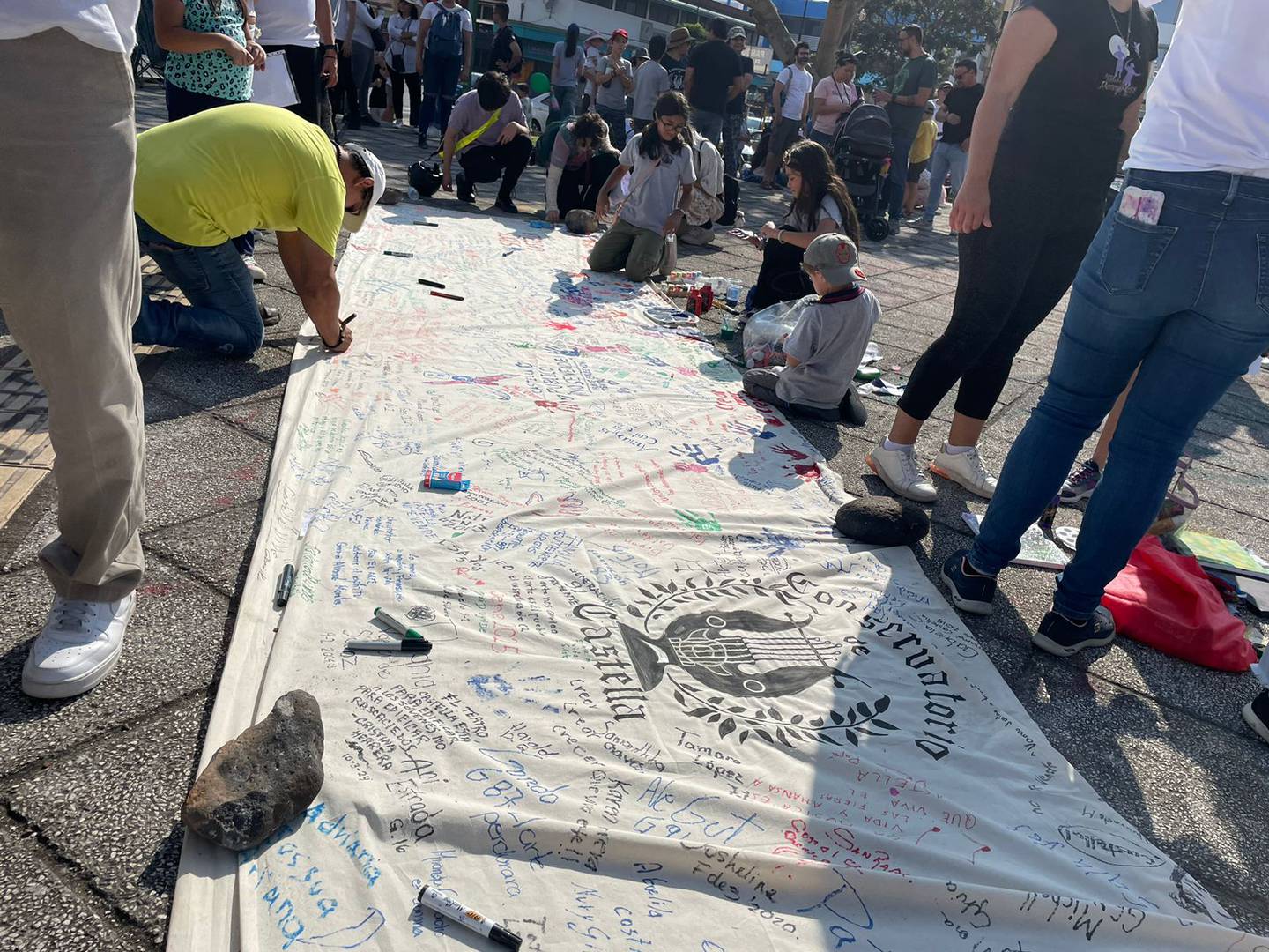 Los manifestantes firmaron una manta de 10 metros, en apoyo al movimiento y su oposición a la venta del inmueble. Foto: Cortesía Nayuribe Vargas