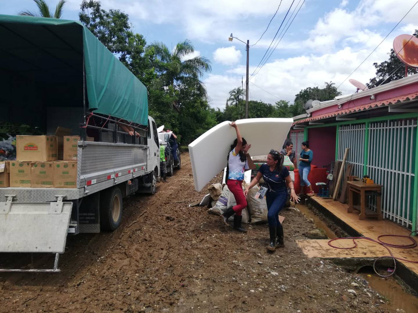 Los cuerpos de socorro están en la zona afectada. La CNE repartió espumas, cobijas y diarios este martes entre la población afectada. Foto: Cortesía CNE.