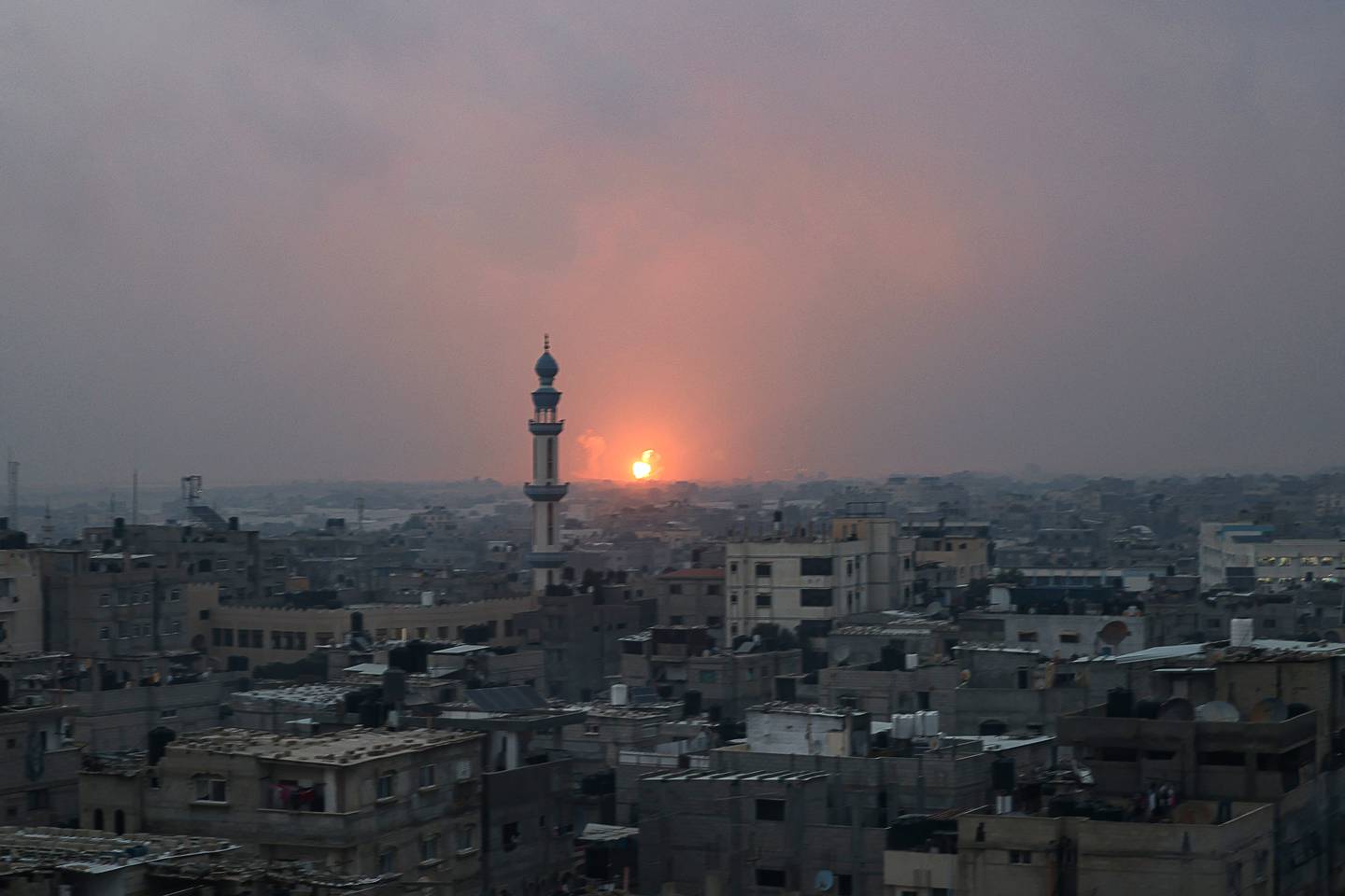 Esta fotografía tomada desde Rafah, en el sur de la Franja de Gaza, muestra una explosión en Khan Yunis mientras continúan las batallas entre Israel y los militantes de Hamás.