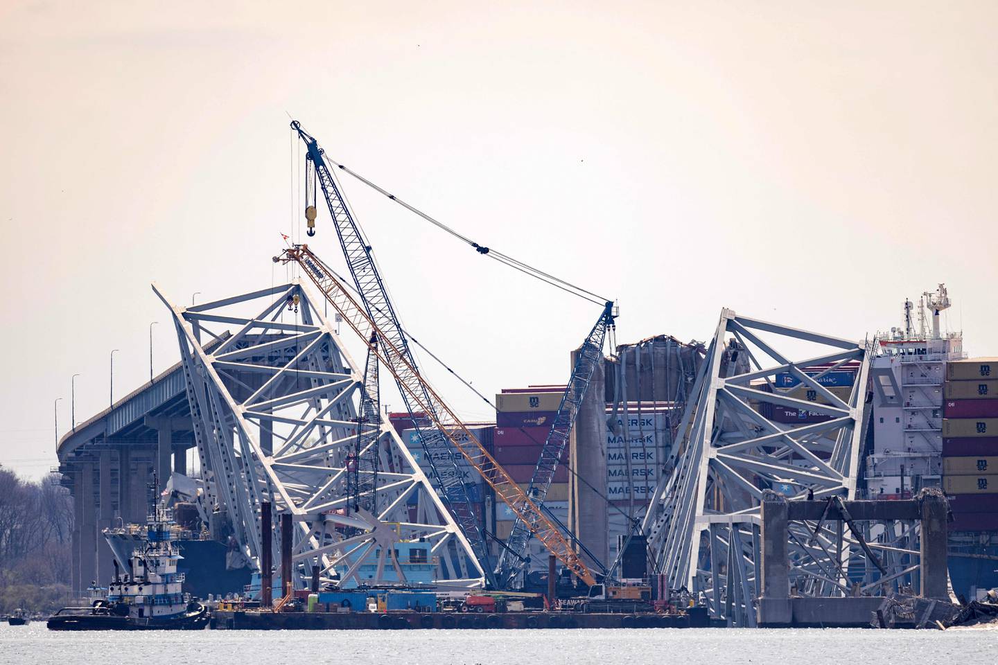 Se limpian los escombros del puente Francis Scott Key derrumbado mientras comienzan los esfuerzos para reabrir el puerto de Baltimore. Foto: TASOS KATOPODIS / GETTY IMAGES NORTEAMÉRICA / vía AFP