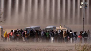 Ciudad fronteriza con México está en estado de emergencia a la espera de ‘miles de migrantes’