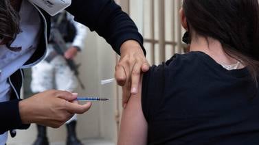 ¿Vacuna actualizada contra covid-19 en centros privados? Esto dicen Pfizer, Salud y farmacias