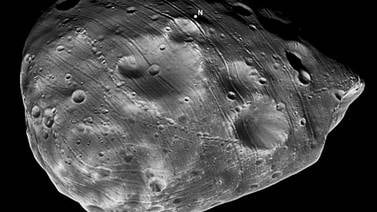 Fobos, una de las lunas de Marte, se rompe poco a poco