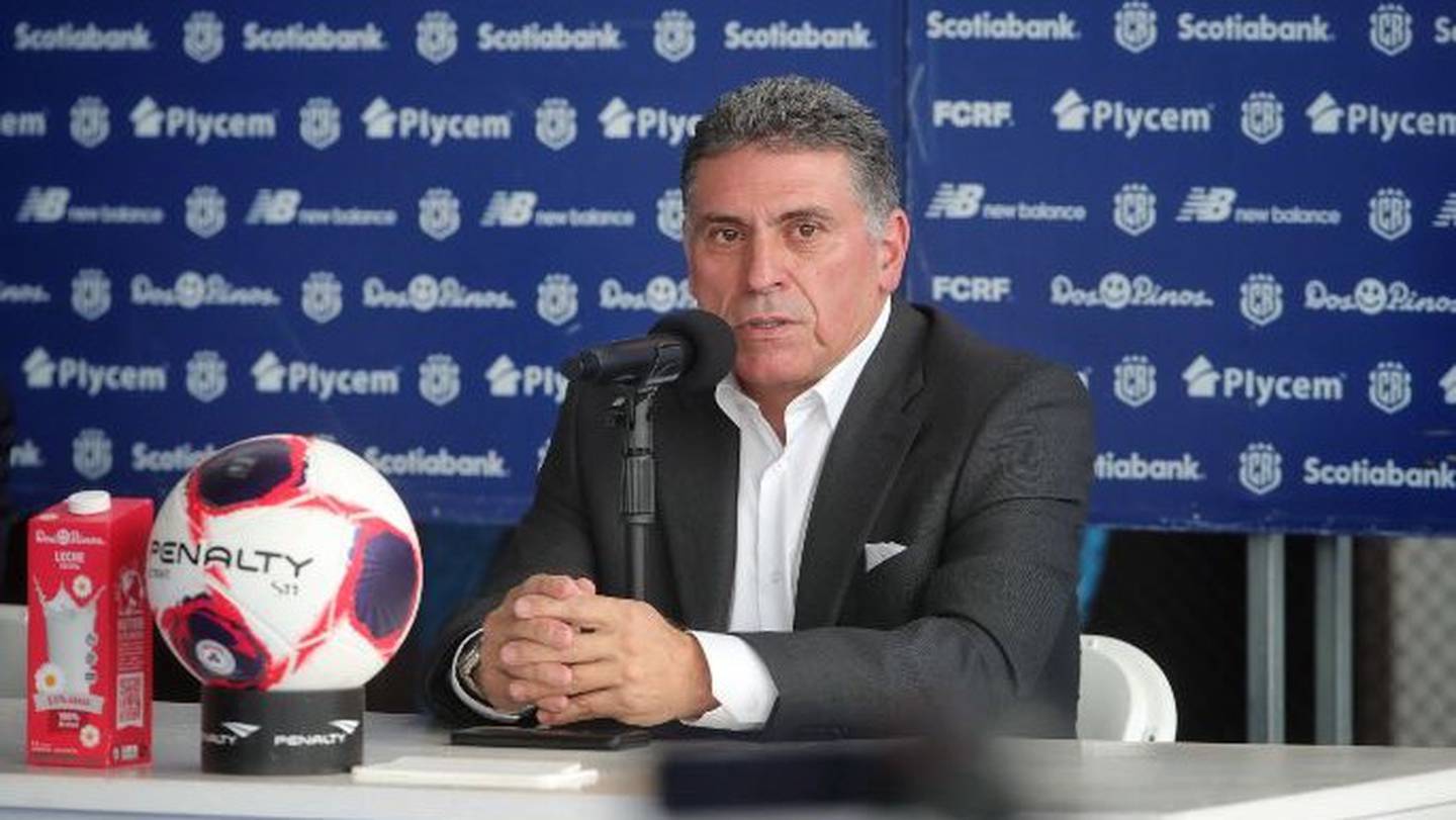 El técnico Luis Fernando Suárez invitó a los aficionados a apoyar a la selección femenina sub-20. John Durán.