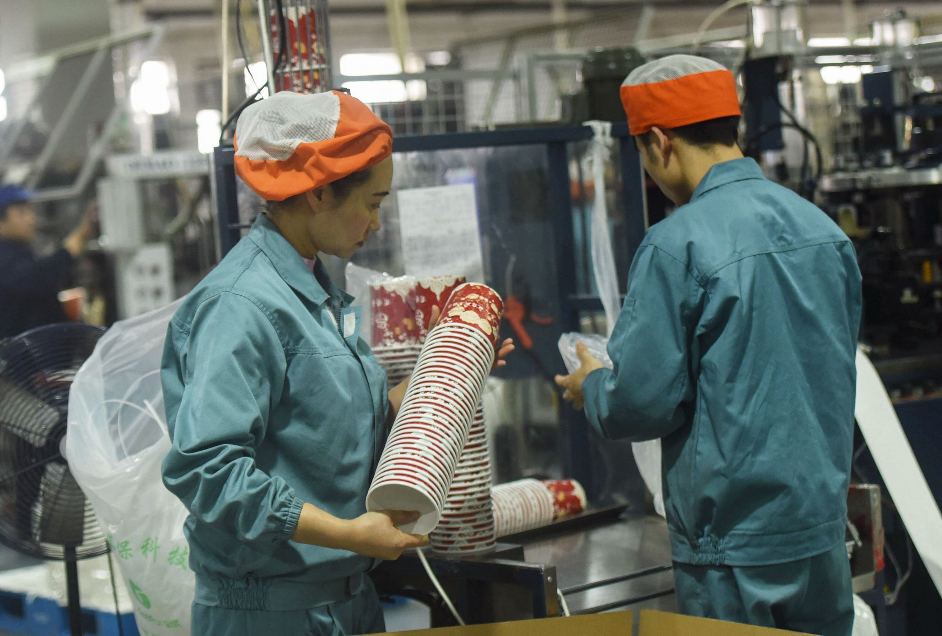 

Un menor incremento en la producción, afectaciones en el empleo y la reducción de nuevos pedidos incidieron en la baja de la actividad manufacturera china durante el mes de marzo, según Caixin. Foto: AFP.
