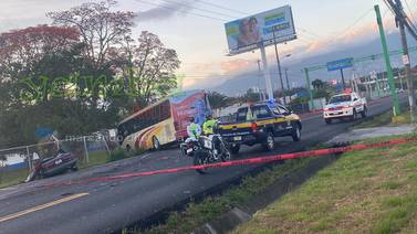 Colisión entre carro y autobús deja un fallecido en Los Lagos de Heredia