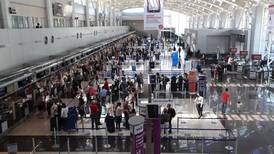 Aumento de pruebas falsas de covid-19 en aeropuertos alarma a sector turismo