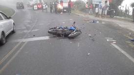 Colisión entre moto y cabezal deja un muerto en Cartago