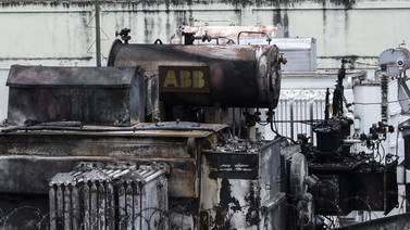 Subestación eléctrica arde mientras en Venezuela sigue el apagón parcial