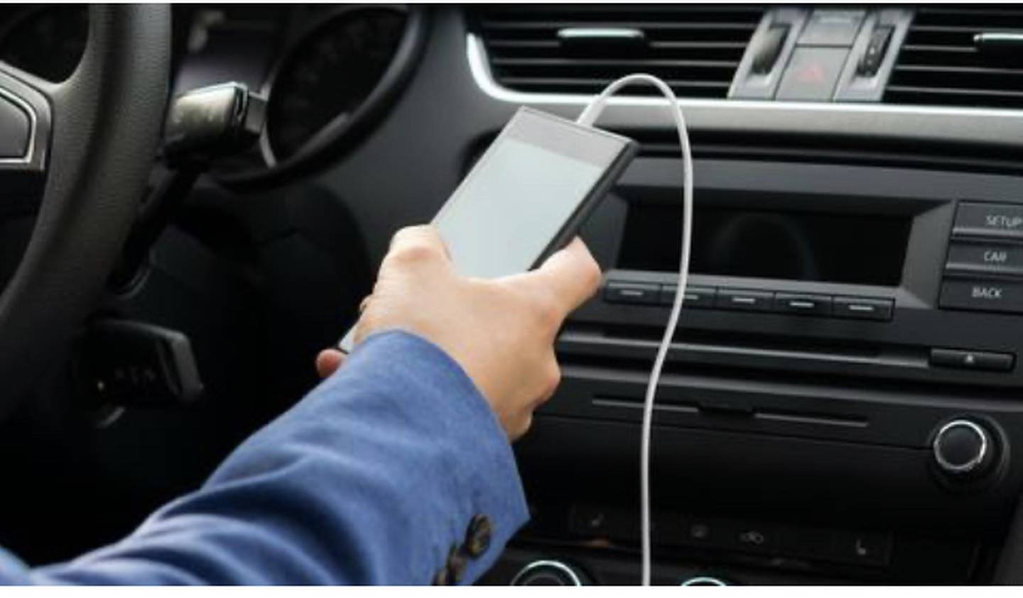 ¿Por qué no deberías cargar tu celular en el auto?