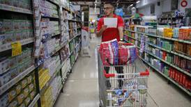 Azúcar, harina y embutidos se aferran a la lista de compras de ticos, aun en tiempos de altos precios