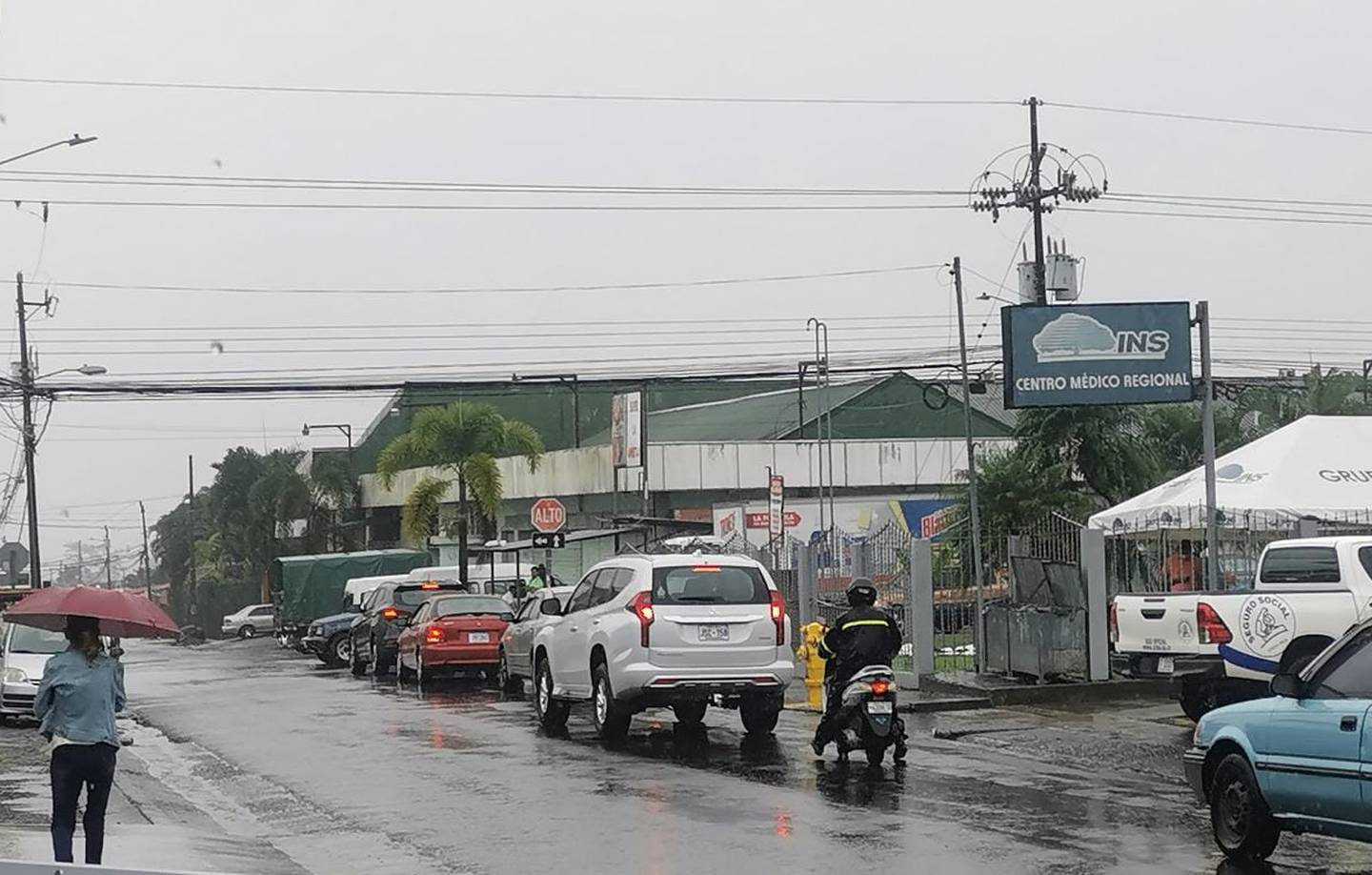 Las lluvias moderadas e intermitentes prevalecían la mañana de este miércoles en el centro de Guápiles . Foto: Reiner Montero.