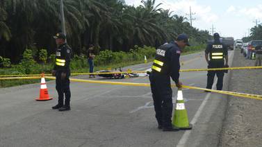 Motociclista muere atropellado por tráiler en Quepos