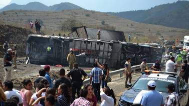 Choque entre camión y autobús deja al menos 21 muertos en México