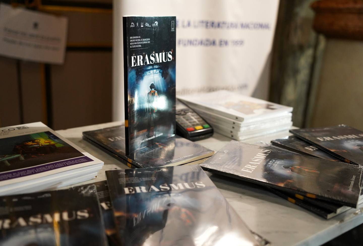 Como texto ganador del Concurso de Dramaturgia Inédita 2023, 'Erasmus' de José Fernando Álvarez fue publicado por la Editorial Costa Rica y el Teatro Nacional.