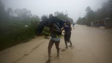 Huracán Matthew azota con fuerza a haitianos y cubanos