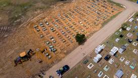 Nueva ola de covid-19 acelera la expansión del cementerio de Manaos, Brasil