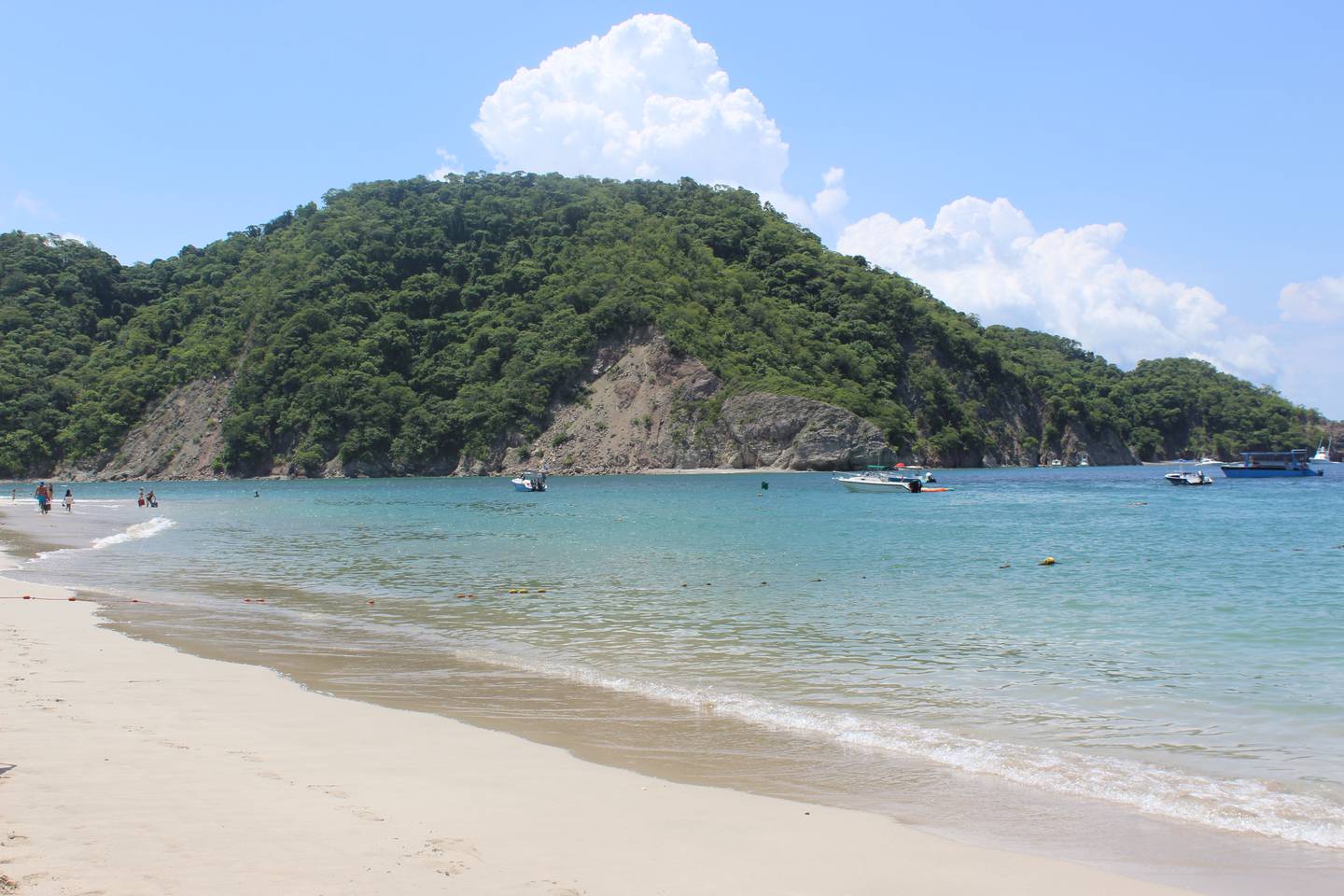 Las aguas de la playa en la Isla Tolinga es calmada y perfecta para nadar.