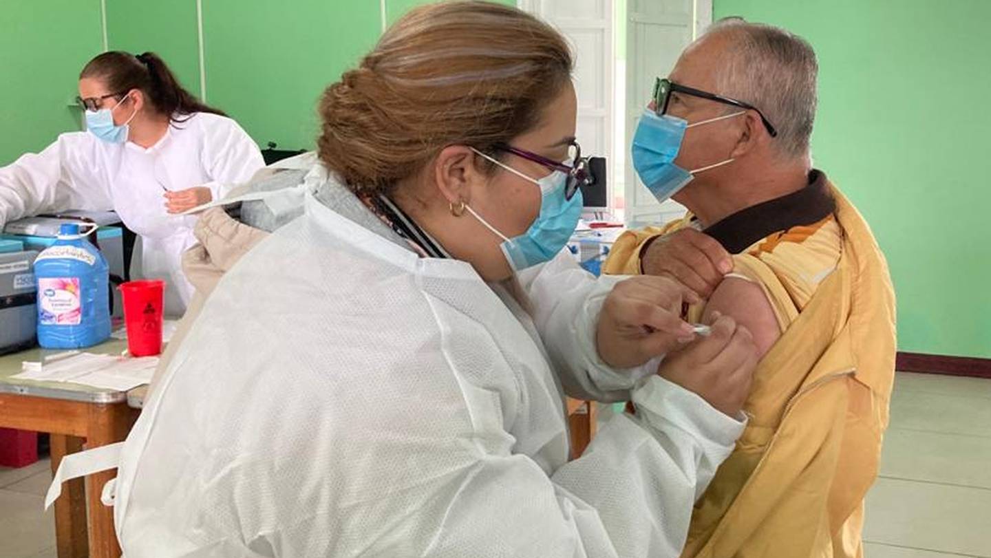 Yendry Aguilar Estrada, de 29 años, Miriam Álvarez Marín de 46 años y Marjorie Camacho Alvarado de 40 años. Las tres son asistentes técnicas de atención primaria en salud (ATAPS) del área de salud Cartago, son el trío dinámico que vacuna