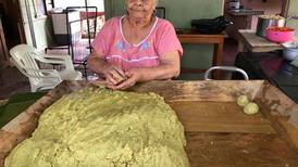 Ni coronavirus ni 12 días en hospital vencieron a Abdulia: Santacruceña de 92 años regresó a palmear tortillas y hornear rosquillas