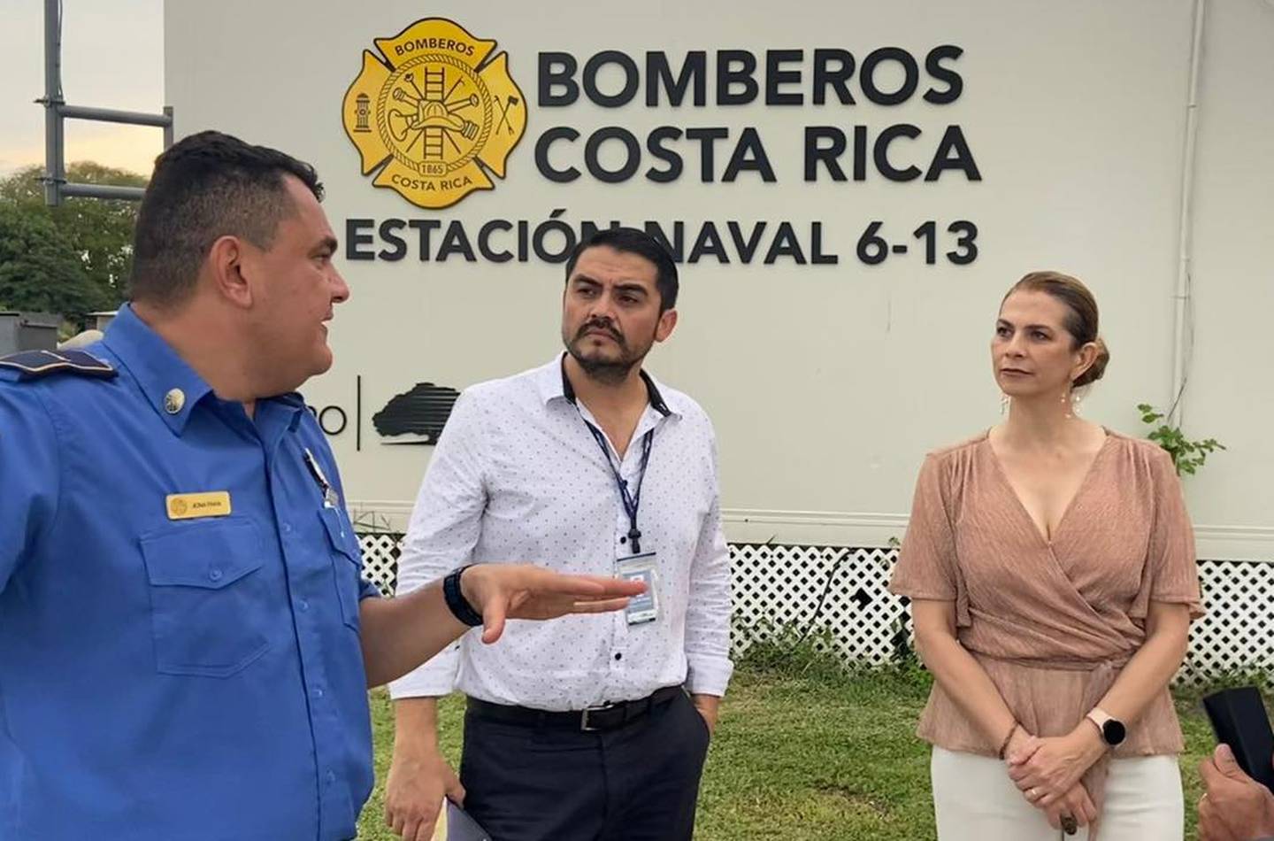 Luis Antonio Monge Cordero (centro), gerente general de la Red de Servicios de Salud del INS visitó, en setiembre pasado, una estación de bomberos junto a Mónica Araya, jerarca de la entidad.