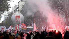 Francia semiparalizada por protestas contra reforma de pensiones