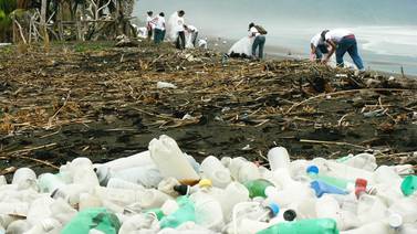 Voluntarios limpian playas y ríos durante  este mes 